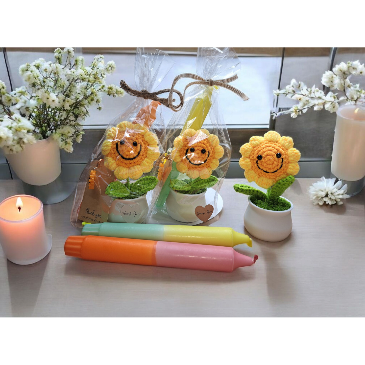 Cadeausetje voor juf of meester met een gehaakte zonnebloem, kleurrijke Dippy Bright kaars, zonnebloem-sleutelhanger en een kaartje met de tekst ‘Thank you for helping me grow’ – een vrolijk bedankje voor het einde van het schooljaar