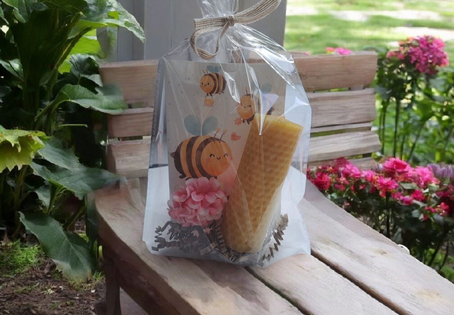 Handgemaakte bijenwaskaars met een vrolijk kaartje met een bij erop en een positieve boodschap – een warm en natuurlijk cadeau.