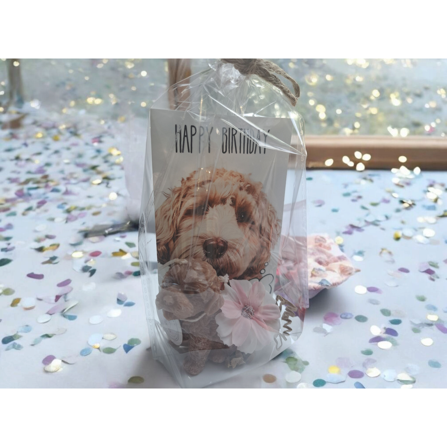Labradoodle kaarsje met een vrolijk kaartje waarop 'Gefeliciteerd' staat – een schattig cadeau voor een verjaardag of feestelijke gelegenheid.