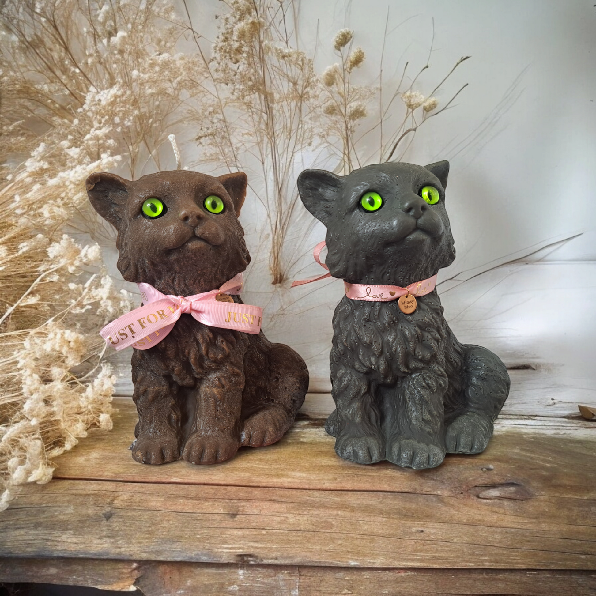 Katten kaarsen op rustiek hout met droogbloemen