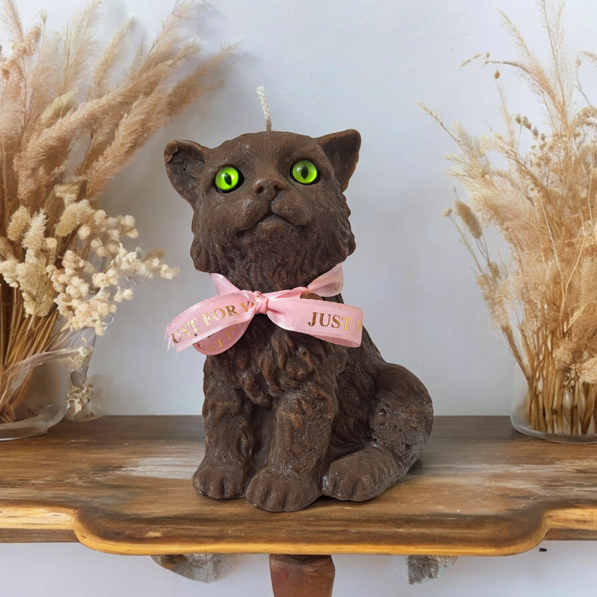 Bruine poes kaars op houte tafel