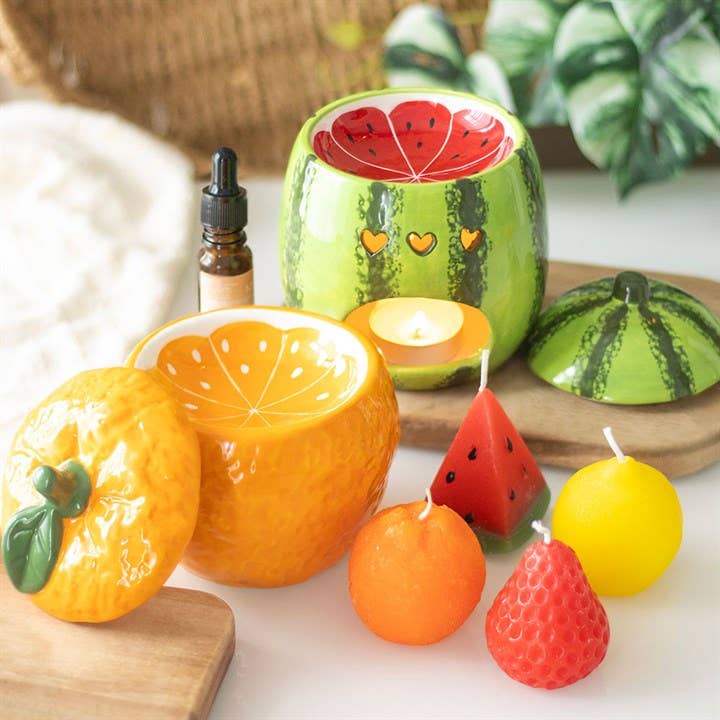 Set van kleurrijke fruitkaarsjes in de vorm van citroen, sinaasappel, aardbei en meer – geurloos, decoratief en perfect als zomerse tafeldecoratie of cadeau.