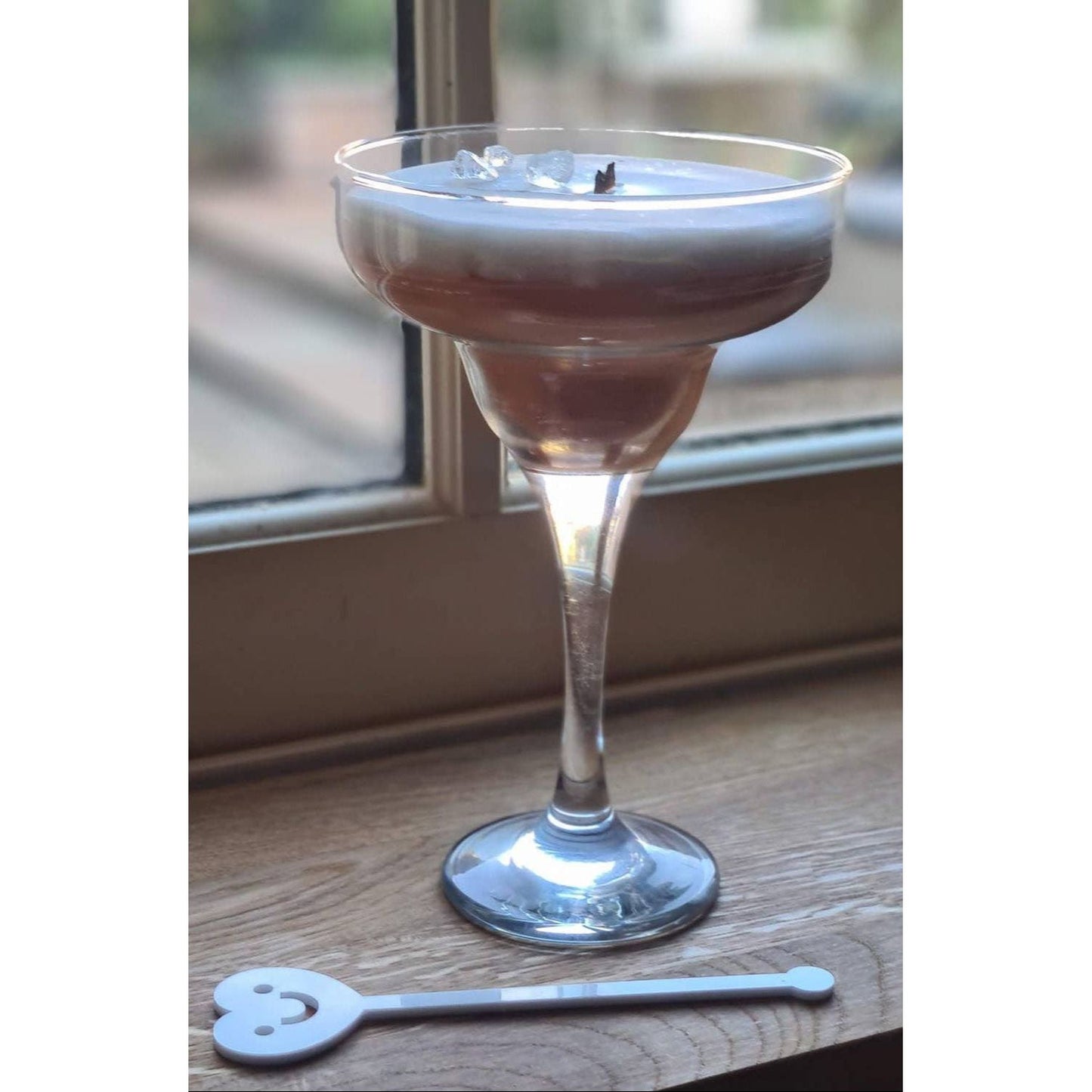 Sojakaars in een cocktailglas, vormgegeven als een Pornstar Martini met realistisch ogende glazen ijsblokjes. Geurige combinatie van roos en damson, brandt ongeveer 60 uur. Uniek design uit de voedsel-geïnspireerde kaarsencollectie.