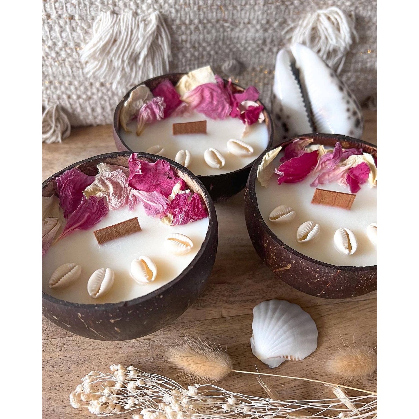 kokosnoot kaars met bloemblaadjes ( Monoi Rosé-geur )