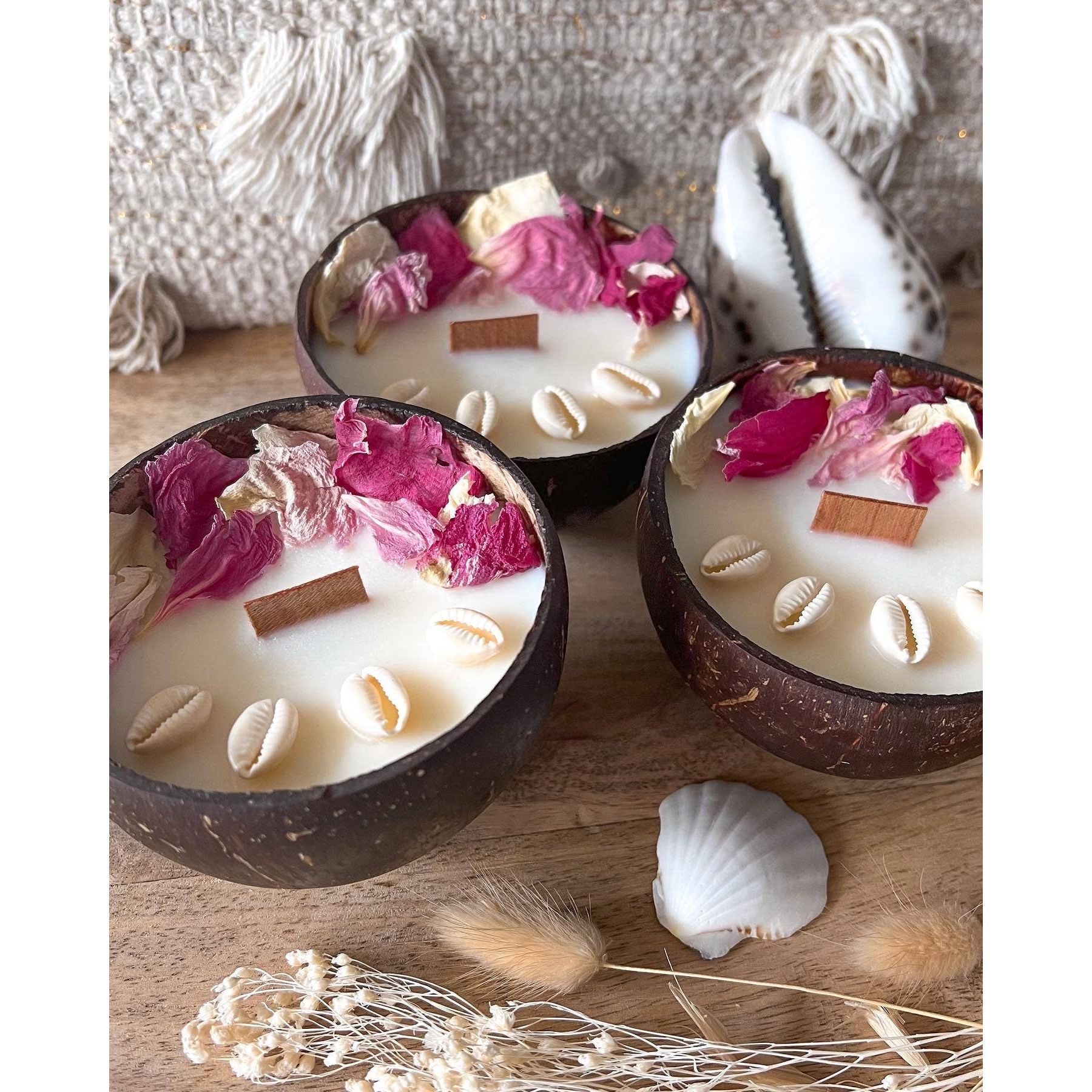 kokosnoot kaars met bloemblaadjes ( Monoi Rosé-geur )