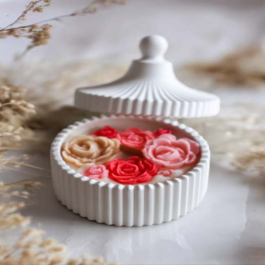 Leuke bloemenkaars in decoratieve pot van keramiek