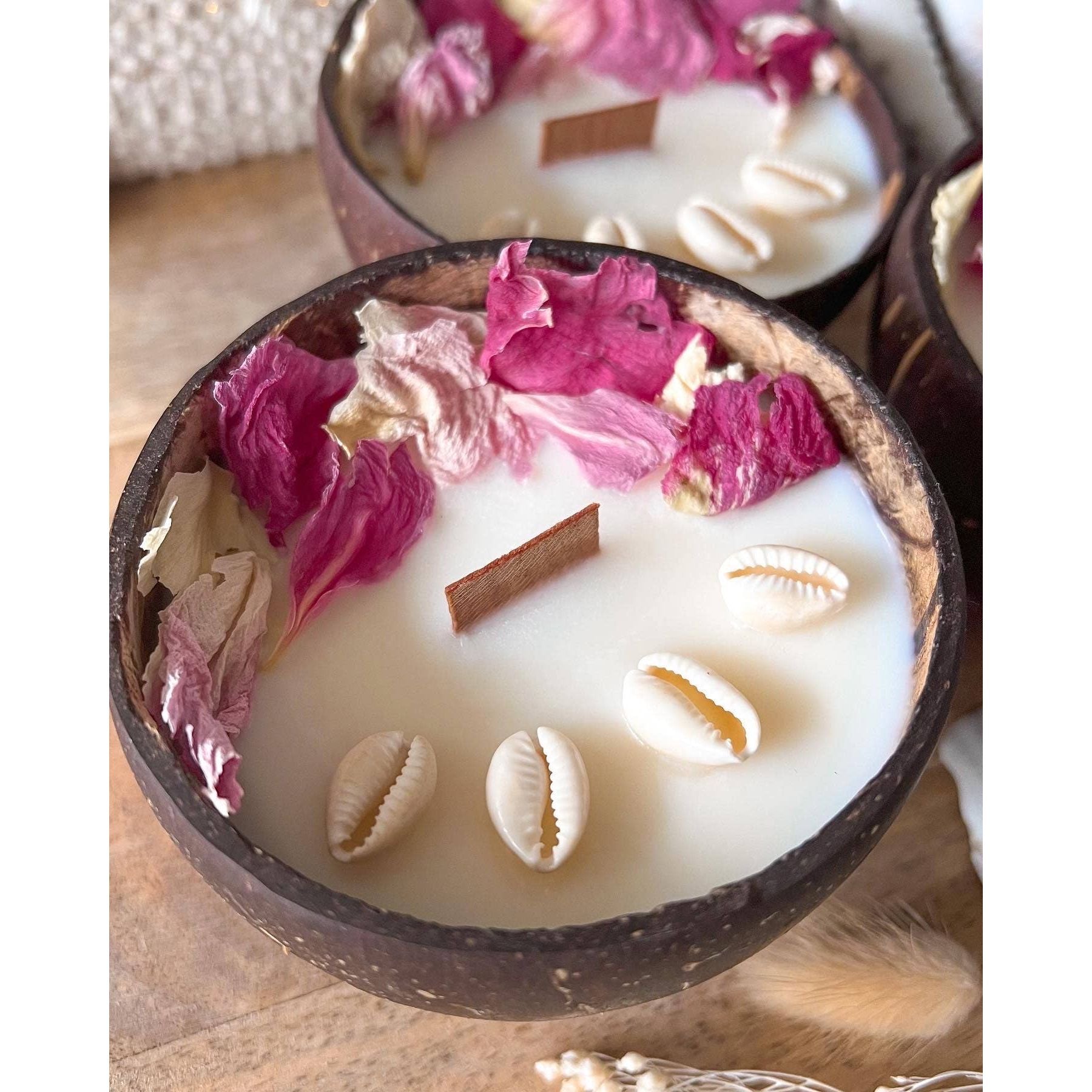 kokosnoot kaars met bloemblaadjes ( Monoi Rosé-geur )