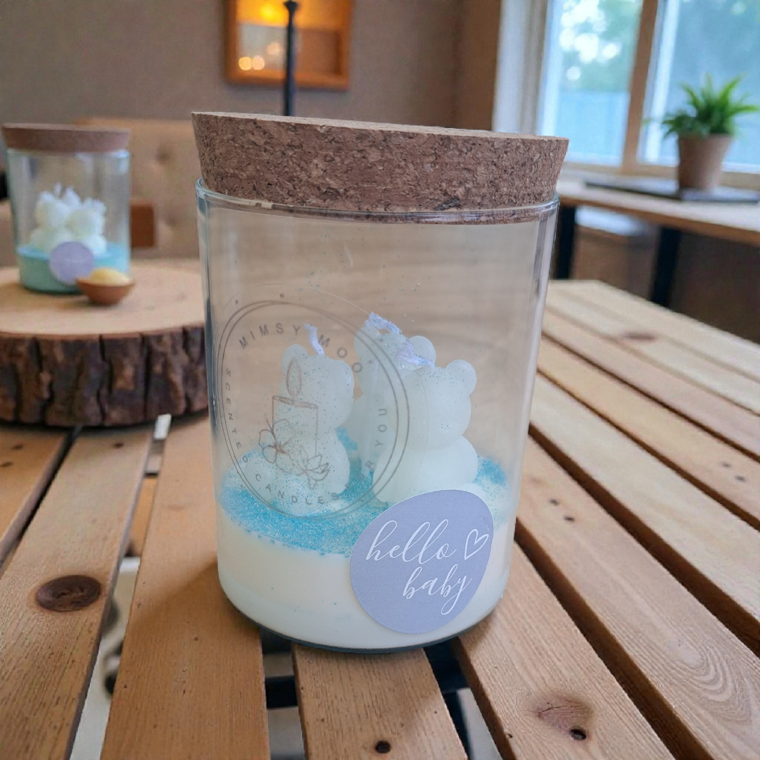 Gezellige glazen pot met drie witte berenkaarsjes en gouden glitters, afgesloten met een kurkdeksel — een lief kraamcadeau of geschenk voor een geboorte