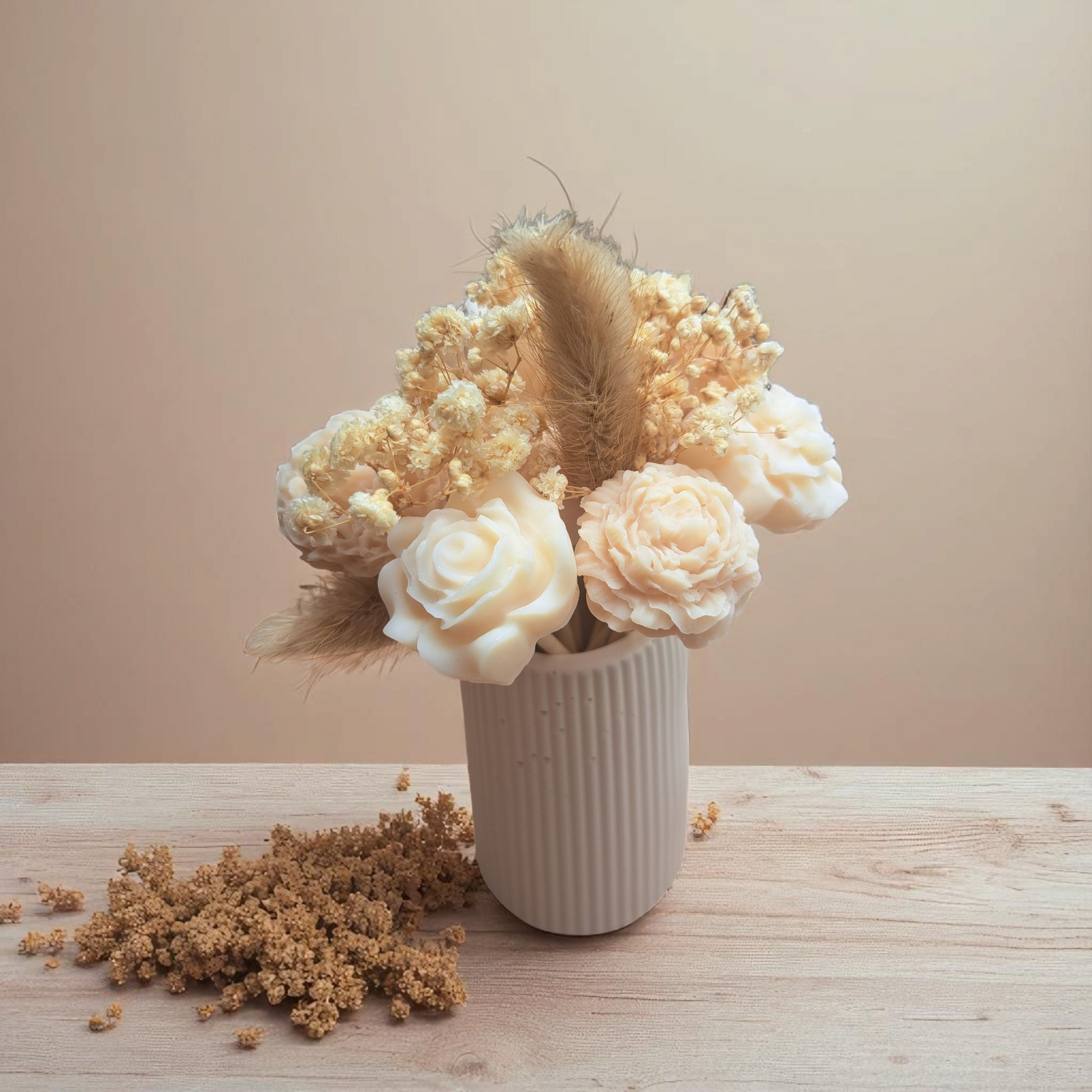 Beige boeketkaars met gedroogde bloemen in handgemaakt Jesmonite vaasje – duurzame woondecoratie