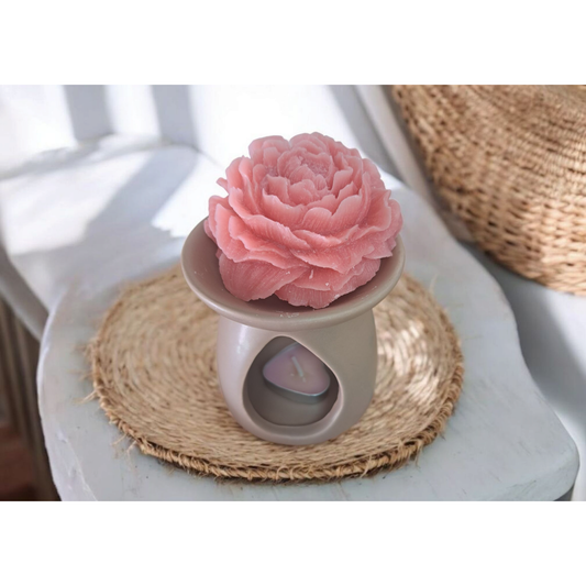 Cadeausetje met een keramische waxbrander, geurwax amber pioenroos en een waxinelichtje – creëert een subtiele, bloemige geur en een warm, stijlvol moment van ontspanning.