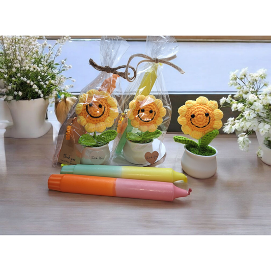 Cadeausetje voor juf of meester met een gehaakte zonnebloem, kleurrijke Dippy Bright kaars, zonnebloem-sleutelhanger en een kaartje met de tekst ‘Thank you for helping me grow’ – een vrolijk bedankje voor het einde van het schooljaar