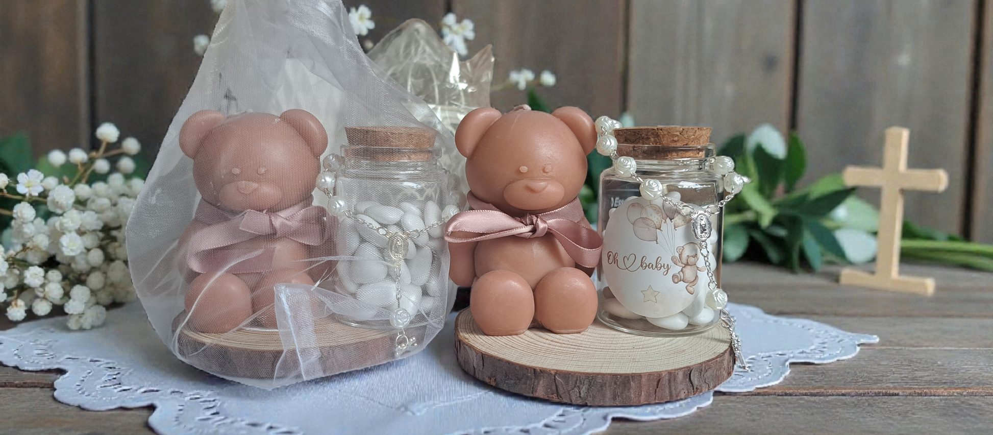 Handgemaakt berenkaarsje met bijpassend houten plankje en een assortiment chocolaatjes, perfect als lief en feestelijk cadeau voor communie of geboorte