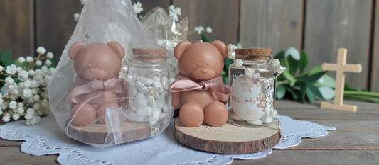 Handgemaakt berenkaarsje met bijpassend houten plankje en een assortiment chocolaatjes, perfect als lief en feestelijk cadeau voor communie of geboorte