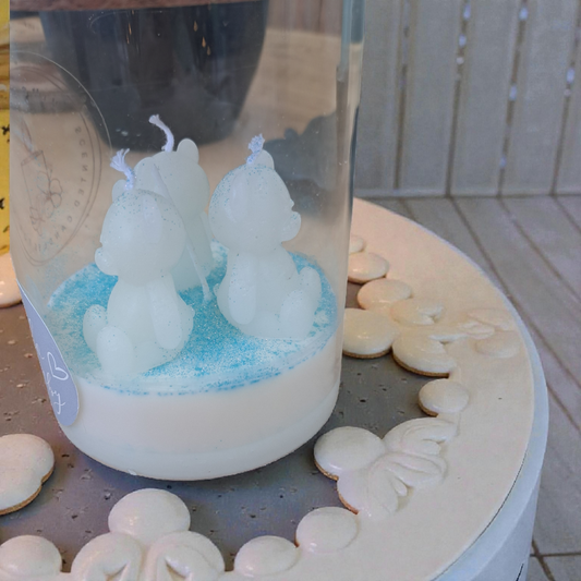 Gezellige glazen pot met drie witte berenkaarsjes en gouden glitters, afgesloten met een kurkdeksel — een lief kraamcadeau of geschenk voor een geboorte