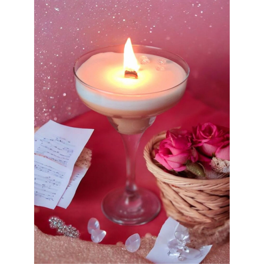 Handgegoten sojakaars in een margaritaglas, ontworpen als een Pornstar Martini cocktail met glazen “ijs”. Geparfumeerd met roos en damson, met een brandtijd van circa 60 uur. Elegant en artistiek, onderdeel van de voedsel-geïnspireerde kaarsencollectie.