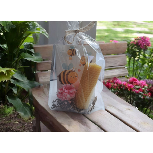 Handgemaakte bijenwaskaars met een vrolijk kaartje met een bij erop en een positieve boodschap – een warm en natuurlijk cadeau.