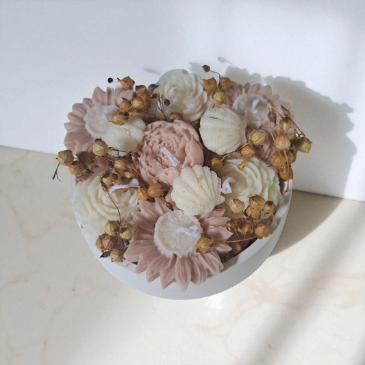 Handgemaakte schaal met bloemkaarsen van sojawas – natuurlijke bruin-beige decoratie