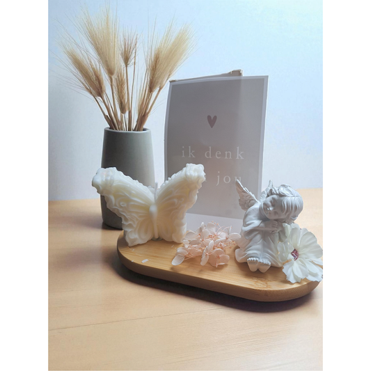 Herinneringskaars met engeltje of vlinders, bloemenversiering en persoonlijk kaartje — liefdevol cadeau bij afscheid