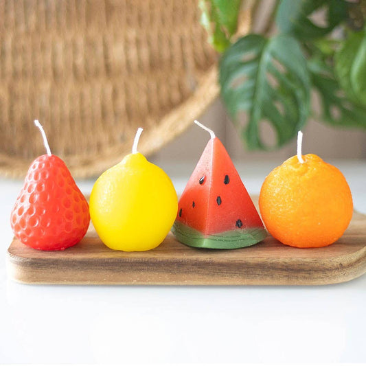 Set van 4 fruitvormige kaarsjes – aardbei, citroen, sinaasappel en watermeloen. Geurloos, kleurrijk en perfect als zomerse tafeldecoratie of speels woonaccessoire.

