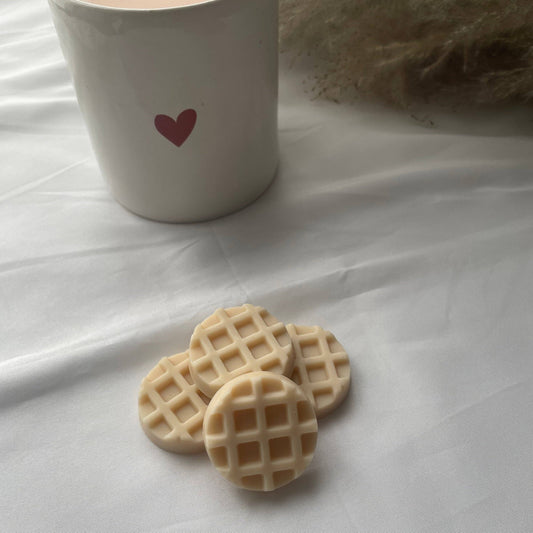 Set van drie geurige smeltstukken met gouden wafelvorm – ideaal voor een warme en zoete geur in huis.