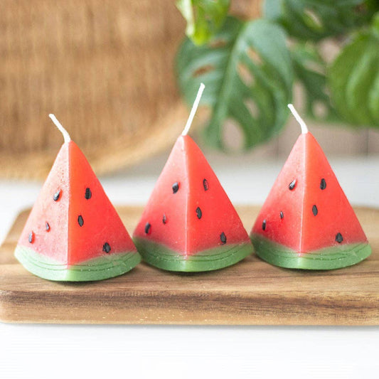 Set van drie vrolijke kaarsjes in de vorm van watermeloenpartjes, geurloos maar vol zomerse sfeer. Elk kaarsje brandt ca. 2,5 uur – perfect voor een gezellige avond.