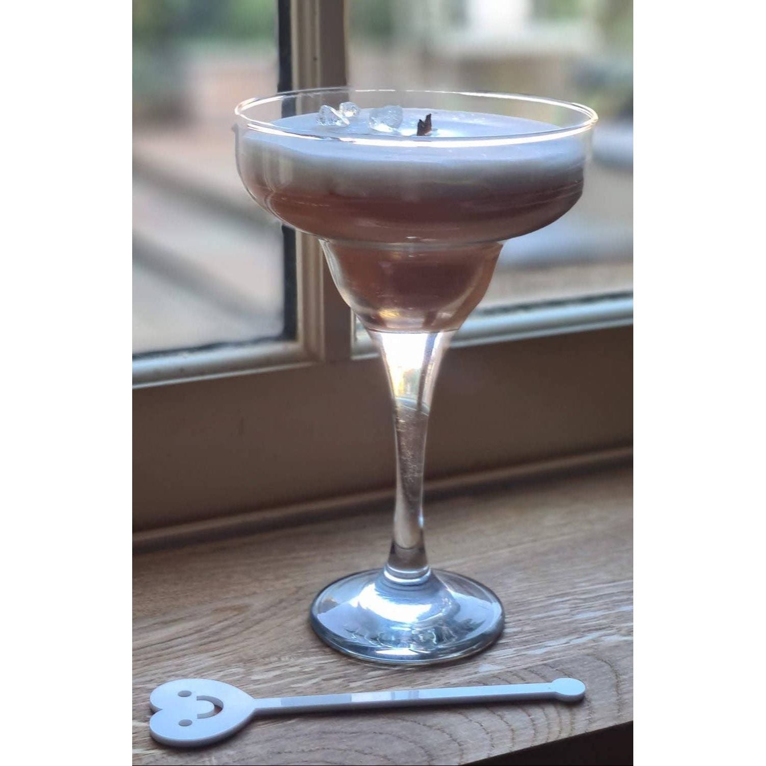 Sojakaars in een cocktailglas, vormgegeven als een Pornstar Martini met realistisch ogende glazen ijsblokjes. Geurige combinatie van roos en damson, brandt ongeveer 60 uur. Uniek design uit de voedsel-geïnspireerde kaarsencollectie.