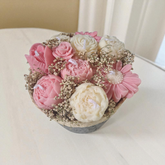 Luxe Bloemenkaarsen in Rietenmand – Handgemaakt en Decoratief
