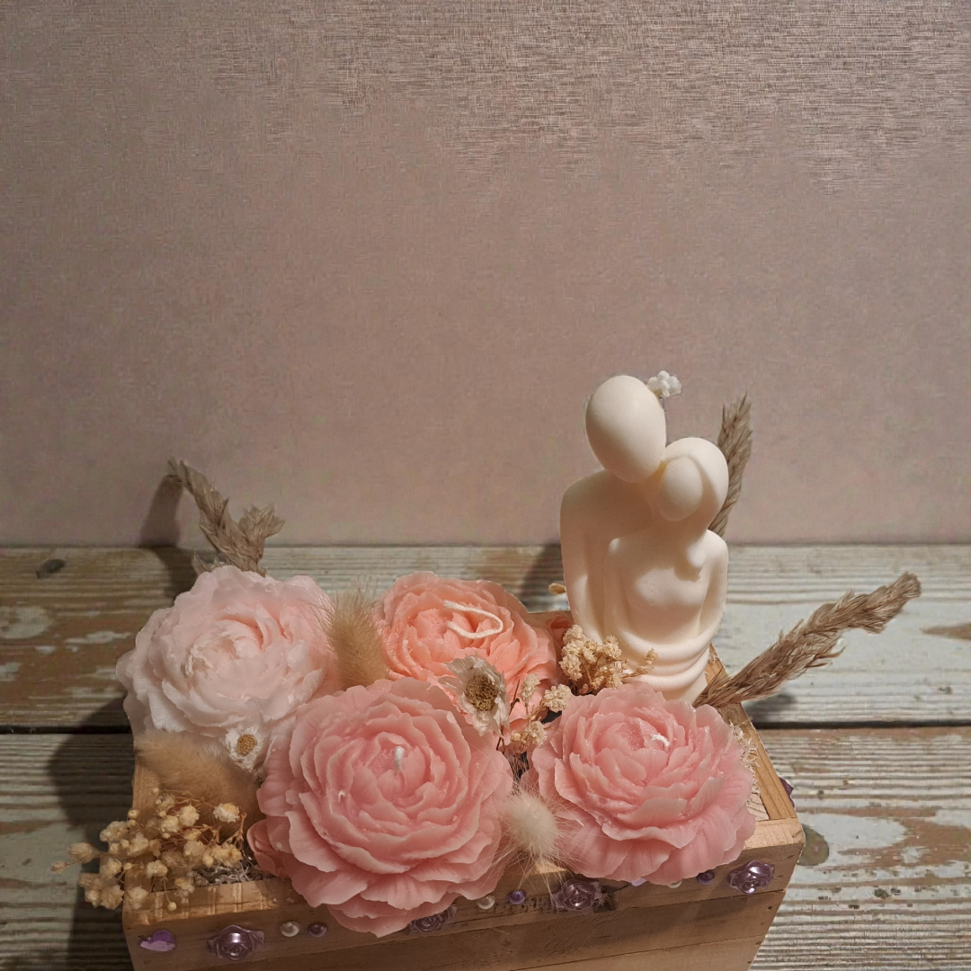 Liefdesbloei 🌸 Houten Kistje met Pioenroos Kaarsen & Liefdeskoppel